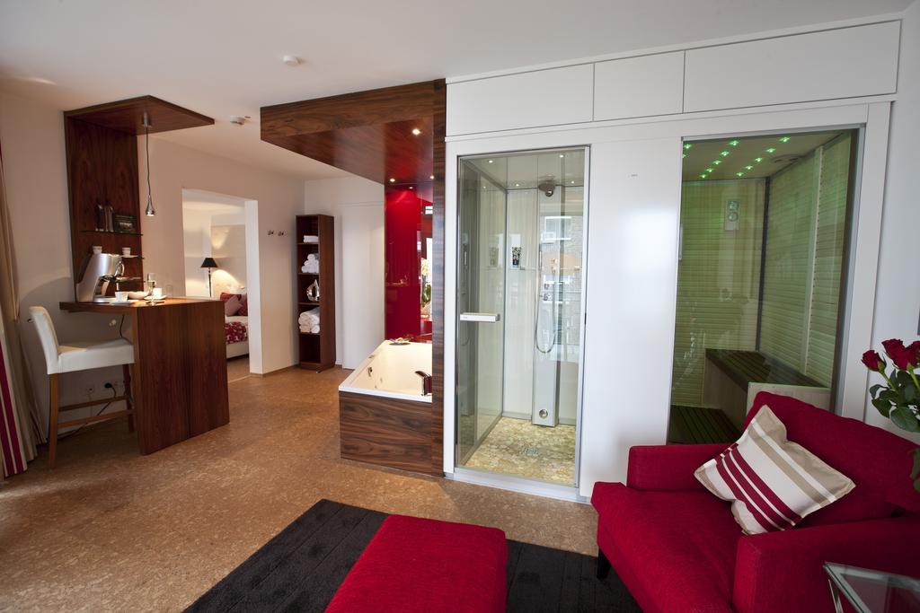 Suite with Whirlpool,251401945:JPEG